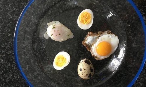 Wachtelspiegelei, Wachtelei 3-4 Minuten hart kochen, Wachtelei in der Bouillonsuppe pochieren