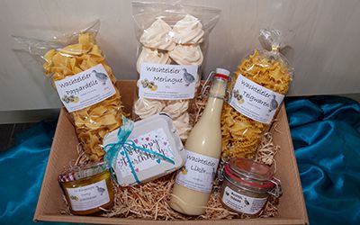 Geschenkkorb - Wachteleier mit Meringue, Teigwaren und Likör